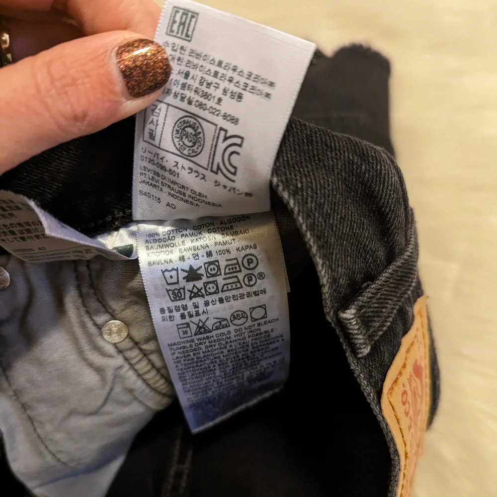 Levi's 501 black cut off raw hem button fly shorts size 31 - Picture 6 of 7